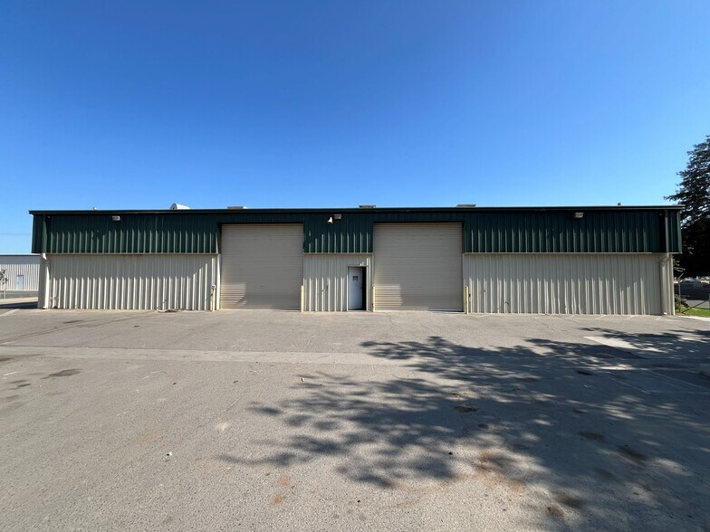 More Photos Of 1347 N Century Ave, Visalia Showroom For Lease
