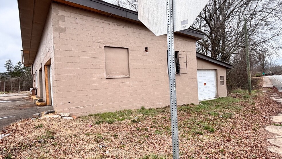 More Photos Of 919 E South 6th St, Seneca Specialty For Sale