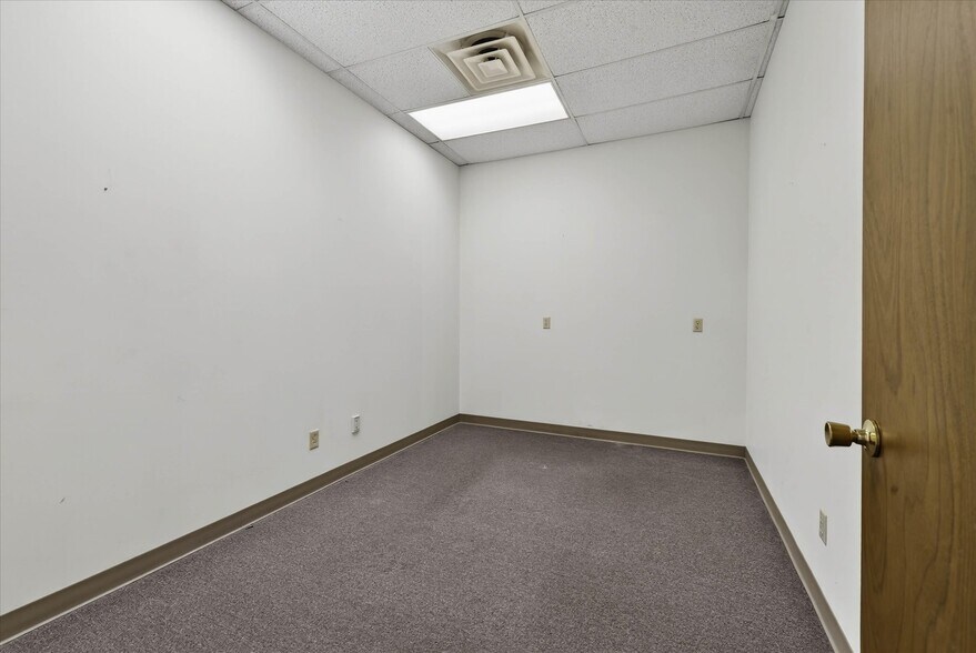 More Photos Of 1100 Croy Dr, Findlay Storefront Retail Office For Lease