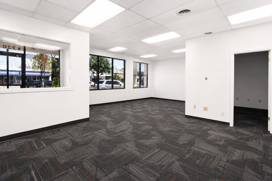 More Photos Of 220 W Jefferson Blvd, Dallas Storefront Retail Office For Lease