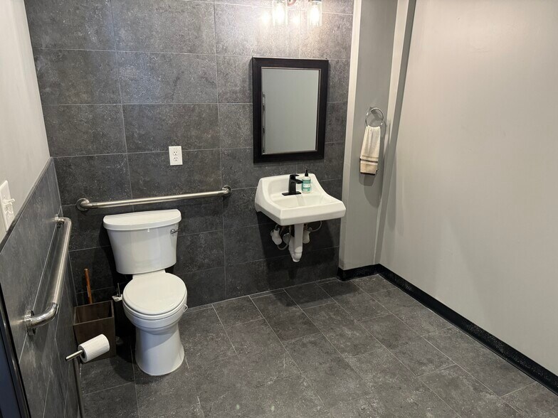 More Photos Of 7637 Fm 3009, Schertz Light Distribution For Sale