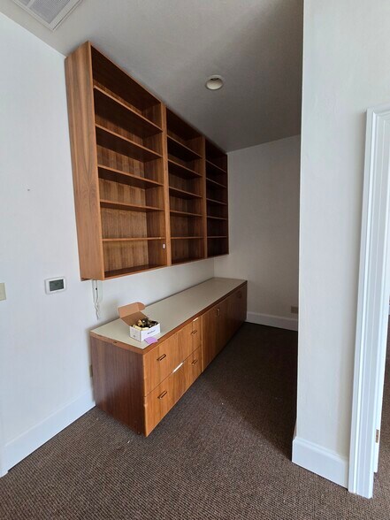 More Photos Of 201 W Richmond Ave, Richmond Storefront Retail Office For Lease