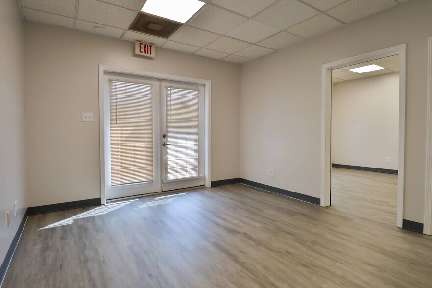 More Photos Of 4701-4731 W Midlothian Tpke, Crestwood Office For Sale