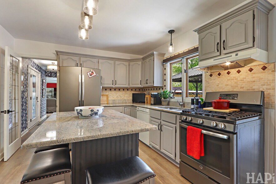 More Photos Of 4403 S Roberts Rd, Island Lake Veterinarian Kennel For Sale