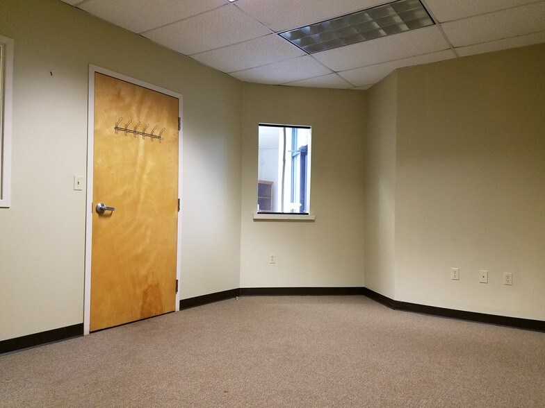 More Photos Of 400 Chapel Rd, South Windsor Light Manufacturing For Sale