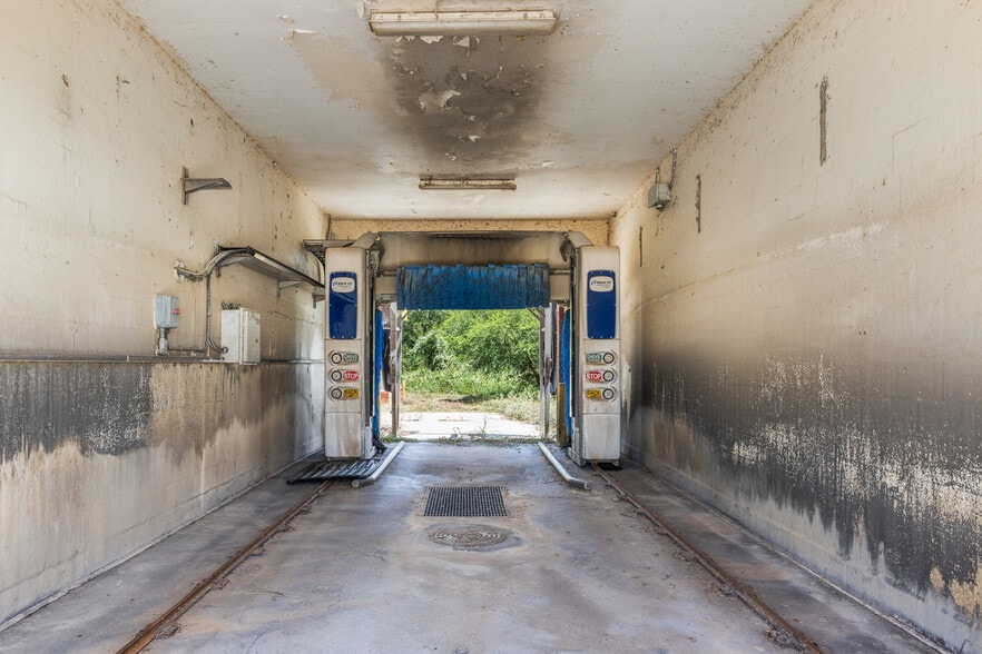 More Photos Of 621 W Travis St, La Grange Carwash For Sale