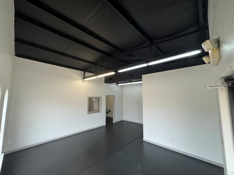 More Photos Of 920 NW 69th St, Oklahoma City Warehouse For Lease