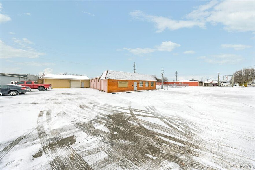 More Photos Of 1428 Imlay City Rd, Lapeer Storefront Retail Office For Sale