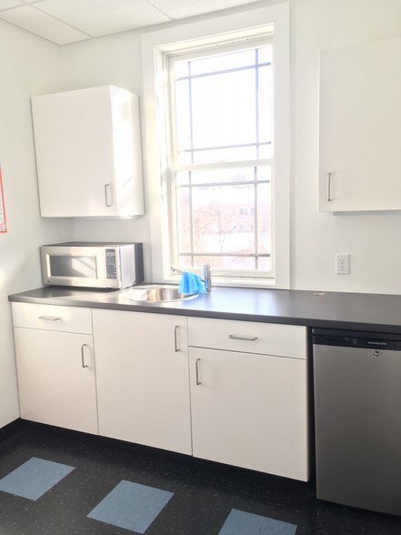 More Photos Of 245 Amity Rd, Woodbridge Storefront Retail Office For Lease