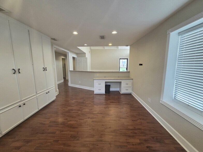 More Photos Of 2204 Sunpark Dr, Conroe Office For Sale