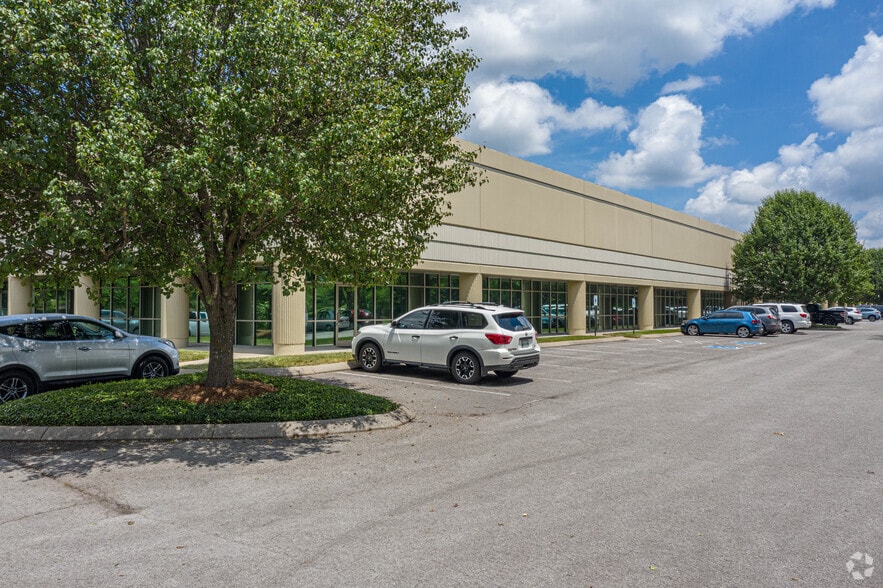 More Photos Of 305 Seaboard Ln, Franklin Warehouse For Lease