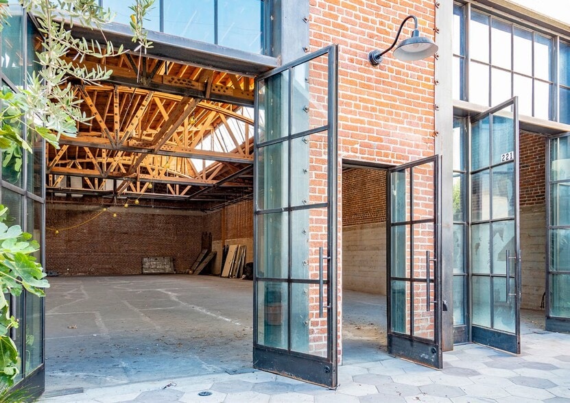 More Photos Of 821-835 E 3rd St, Los Angeles General Retail For Lease