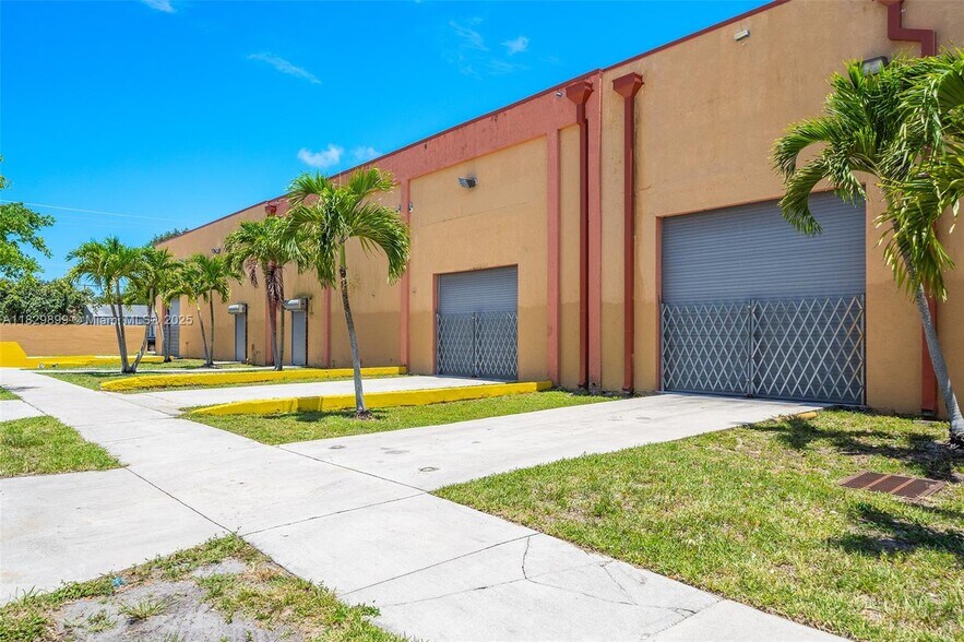More Photos Of 2300-2310 Thomas St, Hollywood Warehouse For Lease
