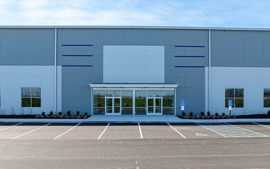More Photos Of 1200 International Drive - Building 1, Oakdale Warehouse For Lease