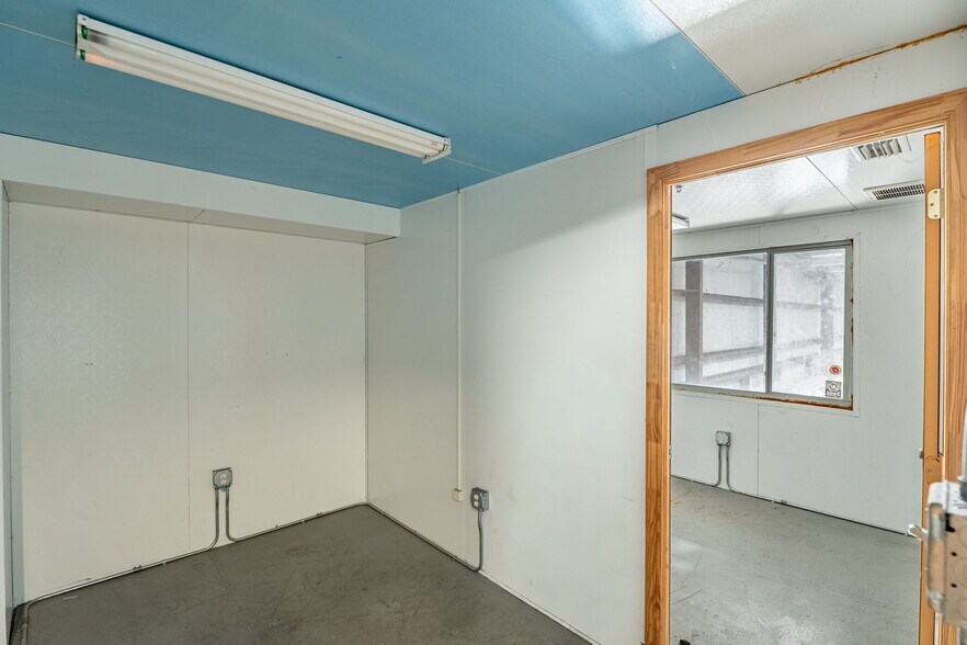 More Photos Of 3520 Old Metro Pky, Fort Myers Warehouse For Lease