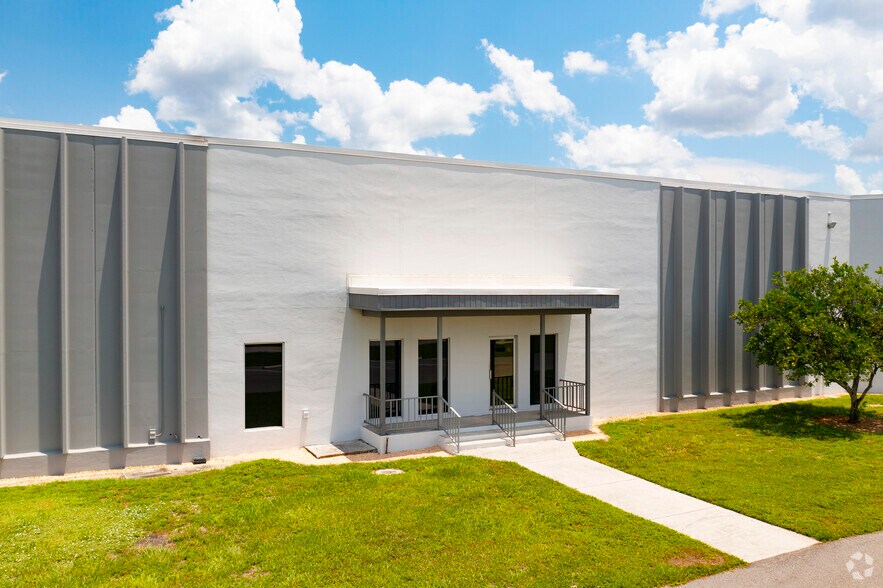 More Photos Of 9700-9704 Solar Dr, Tampa Warehouse For Lease