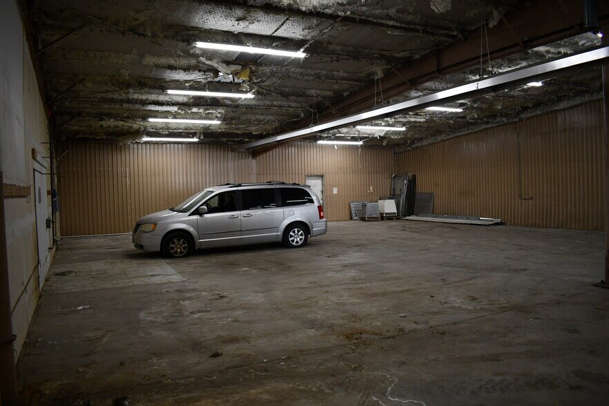 More Photos Of 725 E Cedar St, Rawlins Showroom For Lease