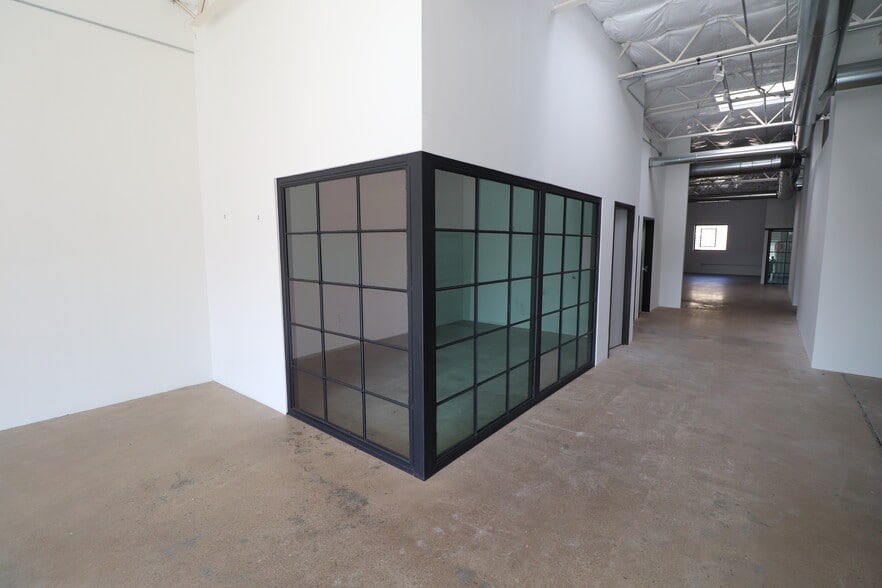 More Photos Of 2292 Vantage St, Dallas Flex For Lease