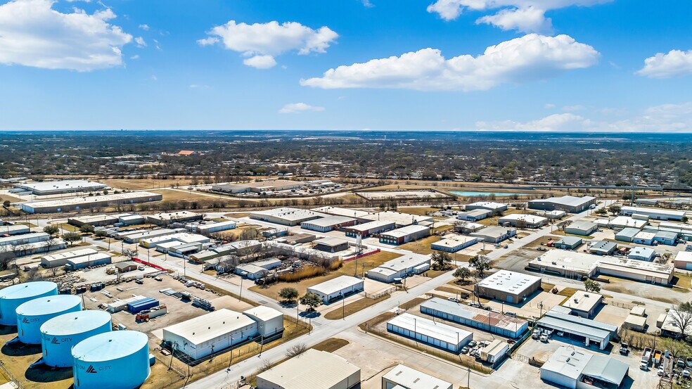 More Photos Of 4300 Garland Dr, Haltom City Warehouse For Lease