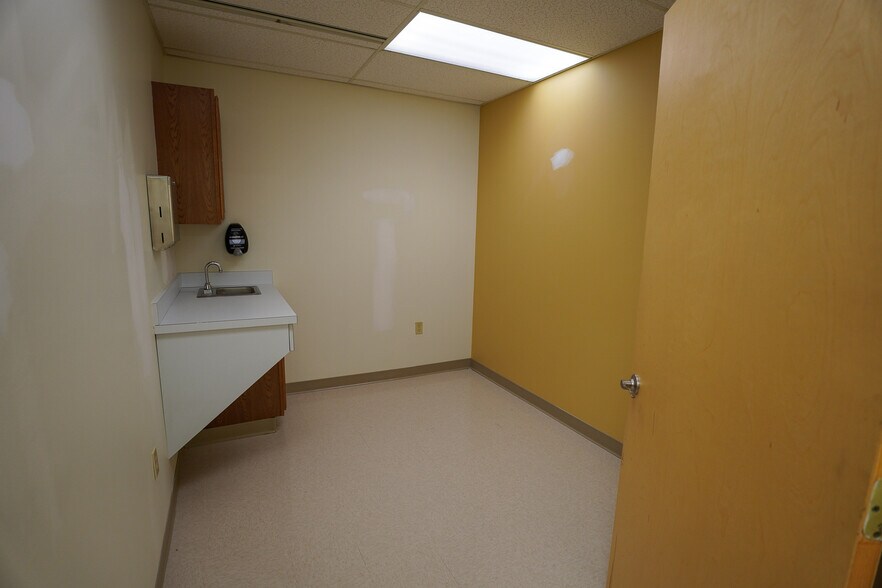 More Photos Of 4452 Eastgate Blvd, Cincinnati Office For Sale
