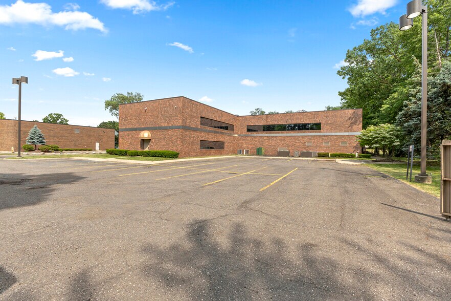 More Photos Of 15360 S Commerce Dr, Dearborn Office For Sale