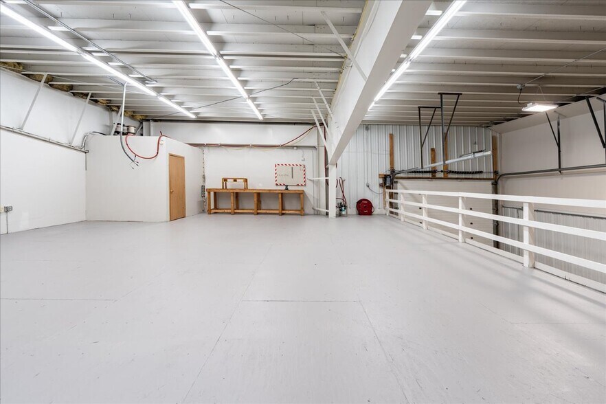 More Photos Of 2151 Van Horn Rd, Fairbanks Warehouse For Lease