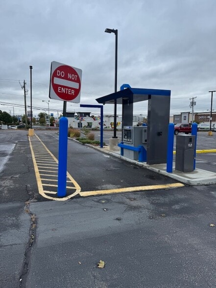 More Photos Of 1051 S Willow St, Manchester Bank For Lease