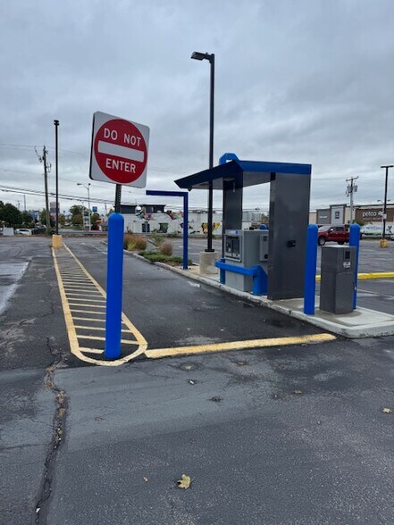 More Photos Of 1051 S Willow St, Manchester Bank For Lease