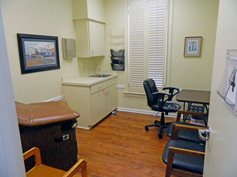 More Photos Of 316 St Lukes Dr, Montgomery Medical For Sale