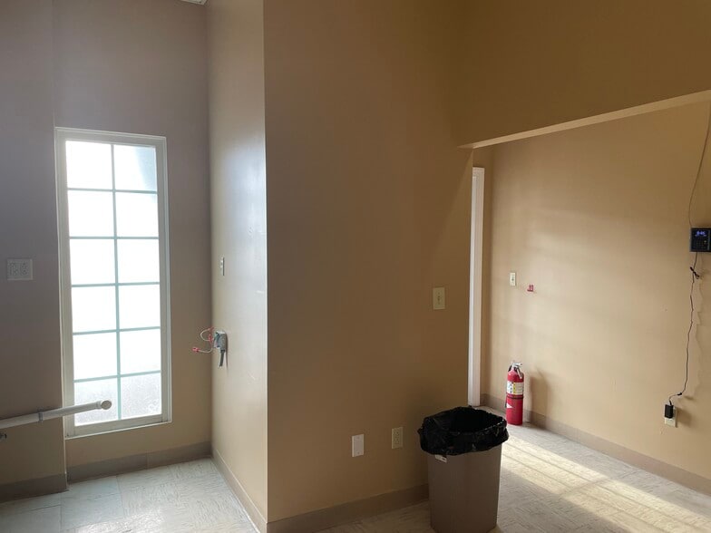More Photos Of 6131 Shallowford Rd, Chattanooga Office For Sale