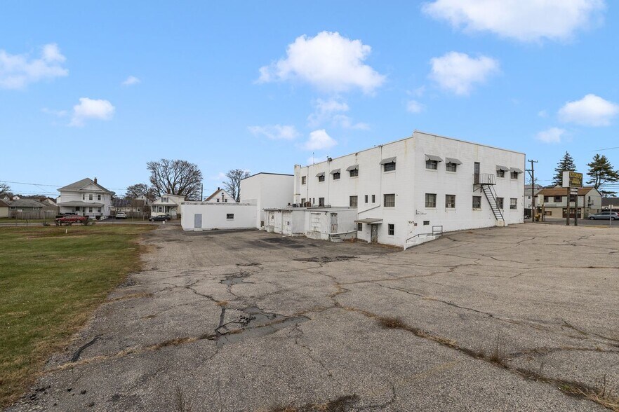 More Photos Of 585 Warren Ave, East Providence Storefront Retail Office For Sale