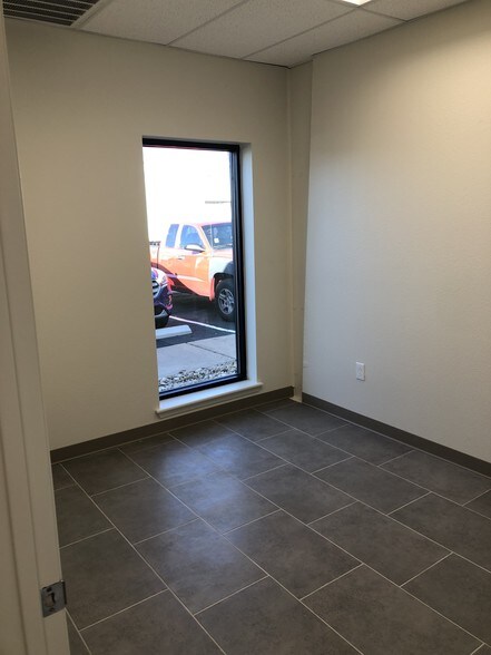 More Photos Of 12112 Roxie Dr, Austin Light Manufacturing For Lease