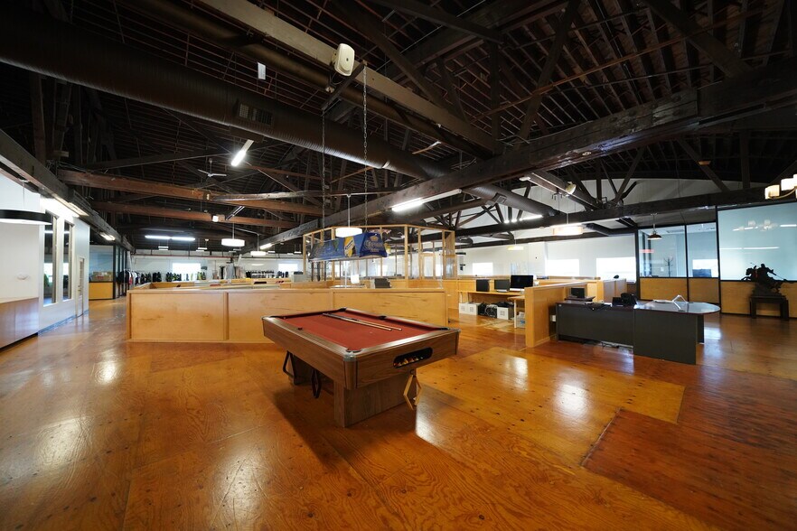 More Photos Of 1 Lexington & Revere Ave, Bethpage Warehouse For Sale