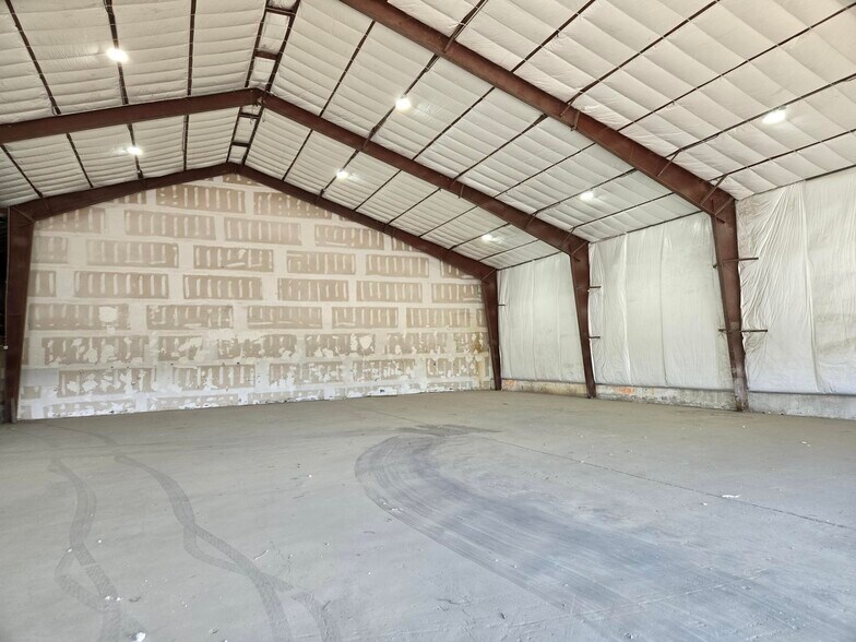More Photos Of 181-185 Sabre Dr, Sebring Warehouse For Lease