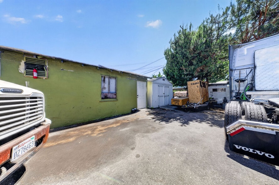 More Photos Of 435 S Main St, Burbank General Retail For Sale
