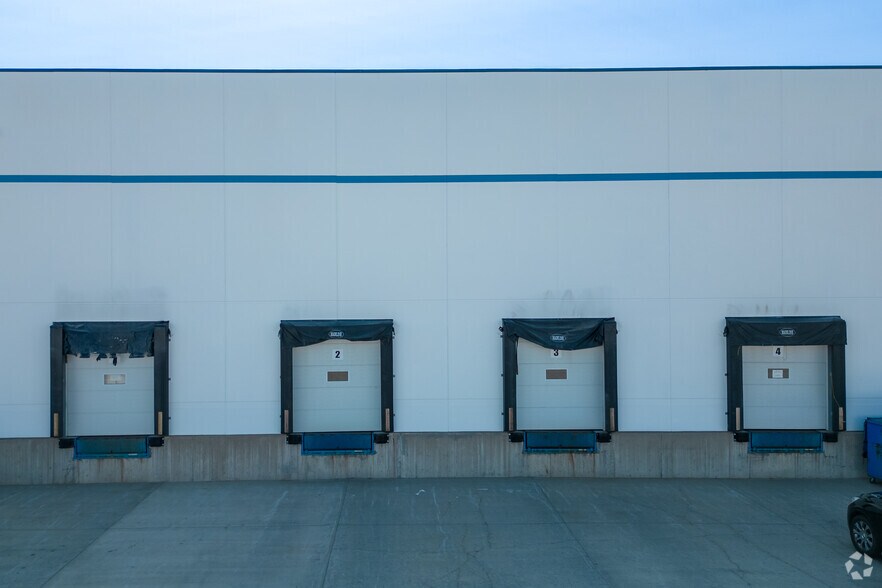 More Photos Of 19 Aero Dr NE, Calgary Warehouse For Lease