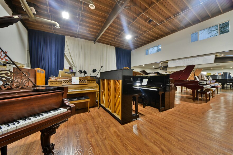 More Photos Of 1515-1517 N Main St, Santa Ana Storefront For Lease