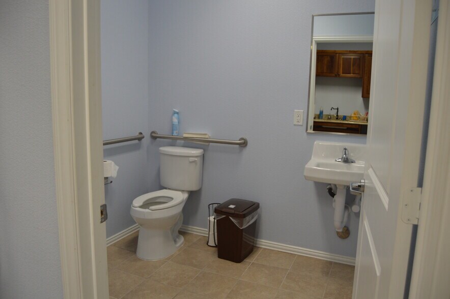 More Photos Of 124 Rose Ln, Frisco Warehouse For Sale