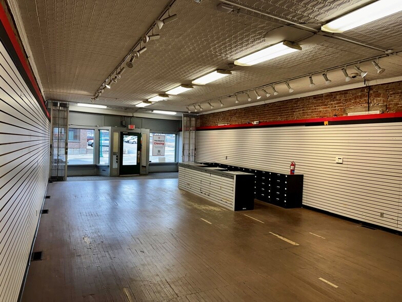 More Photos Of 900 Westport Rd, Kansas City Storefront Retail Office For Lease