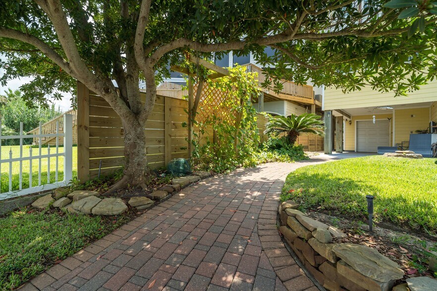 More Photos Of 804 Bay Ave, Kemah Specialty For Sale