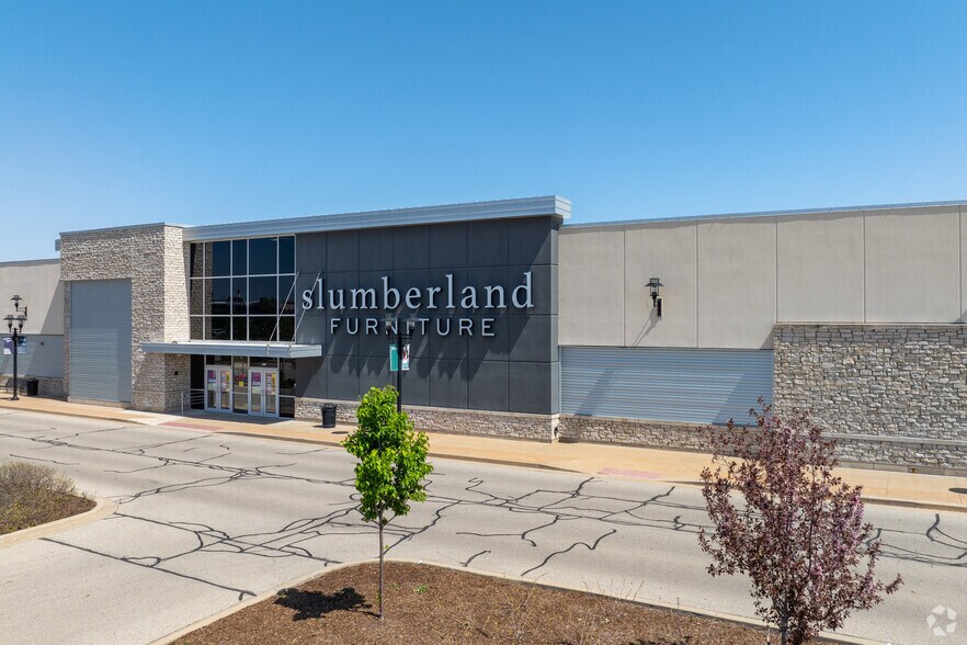 More Photos Of 340 W Washington St, East Peoria General Retail For Lease