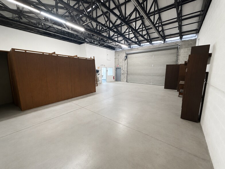 More Photos Of 6015 15th St E, Bradenton Warehouse For Lease