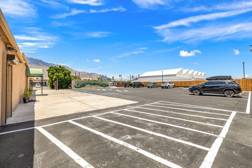 More Photos Of 560 S Williams Rd, Palm Springs Showroom For Sale