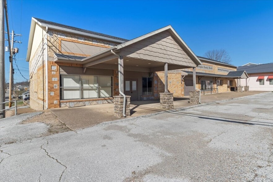 More Photos Of 302 E Washington Ave, Ava General Retail For Sale