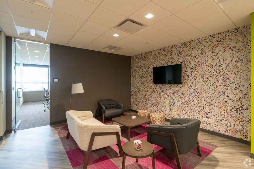 More Photos Of 475-485 Half Day Rd, Lincolnshire Unknown For Lease