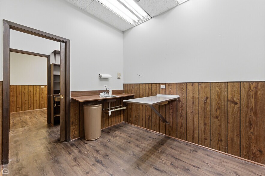More Photos Of 8507 S Roberts Rd, Justice Veterinarian Kennel For Sale