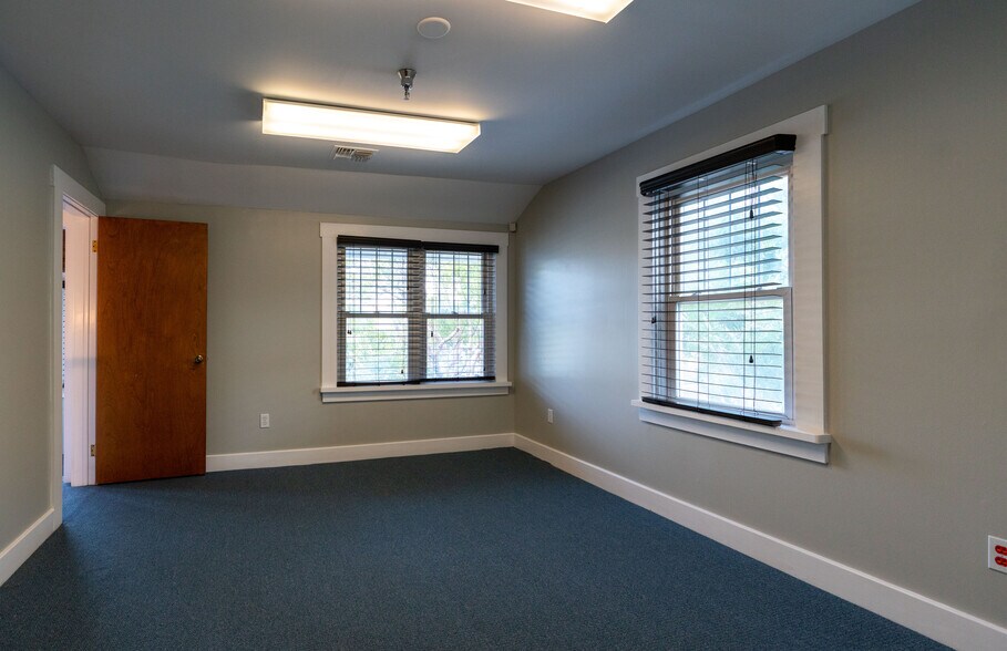 More Photos Of 216 Mirror Lake Dr N, Saint Petersburg Office For Lease