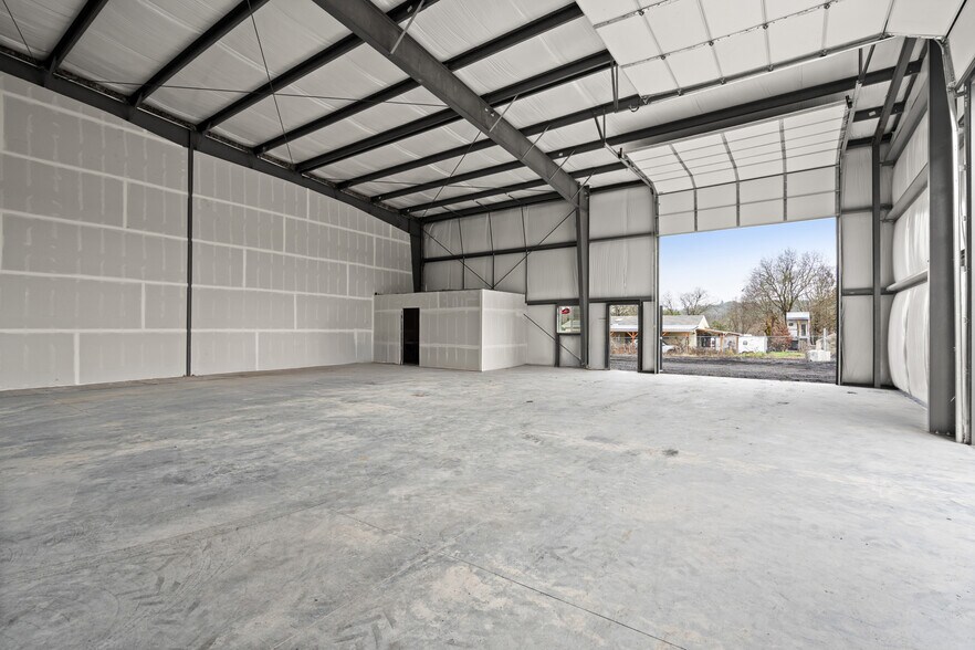 More Photos Of 954 Ort Ln, Merlin Warehouse For Lease