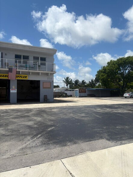 More Photos Of 250 NE 44th St, Oakland Park Auto Repair For Sale