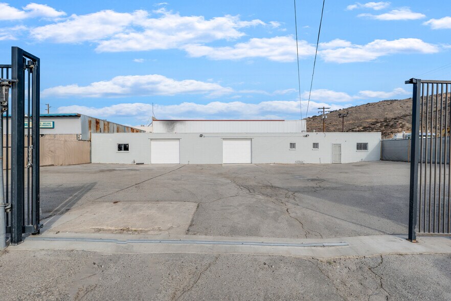 More Photos Of 23045 Drayton St, Santa Clarita Warehouse For Sale